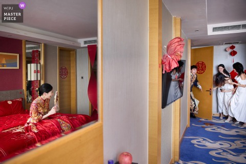 At a hotel in Taian, Shandong, the photographer captures the groom’s first look as he enters and sees the bride, expertly freezing genuine emotion and anticipation at this unforgettable moment.