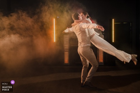 At Château de la Roque, Normandy, the bride and groom’s choreographed first dance unfolds amid mist and fog. The photographer’s technical expertise highlights romance, fun, and atmosphere in this memorable celebration.