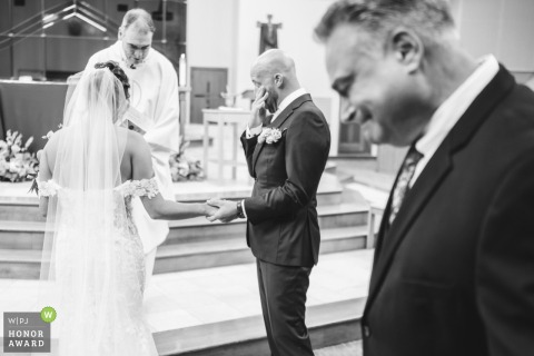 At the ceremony in Ohio, a deeply emotional exchange unfolds as both the groom and his father share a touching moment together.