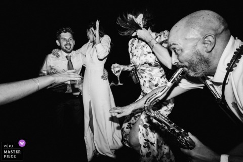 At Château de Campet in Landes, France, musicians enliven the cocktail hour, inspiring guests to dance enthusiastically and filling the celebration with energy and joy.