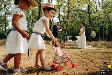 At Domaine de Parçay in Indre, children play together during the couple’s vows, bringing a playful and lively touch to the wedding ceremony.