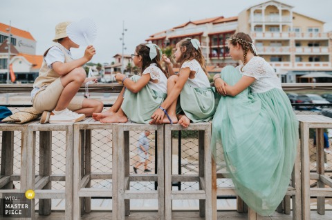 At the reception venue in Lacanau Océan, children attending the wedding mingle and play during the cocktail hour, adding a joyful and lively atmosphere to the celebration.