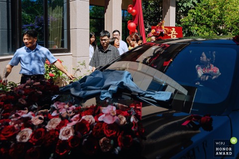 The Family Gathers To Bid An Emotional Farewell At The Bride’s Home In Nanping Fujian China At home in Nanping, Fujian, the bride’s family gathers to bid her farewell, marking an emotional moment as she leaves to begin her new life.