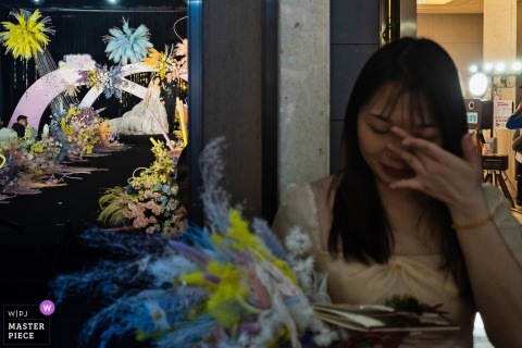 At a hotel in Nanping, Fujian, the bridesmaid sheds heartfelt tears both on and off stage during the wedding ceremony, revealing deep emotion and meaningful connection to the couple.