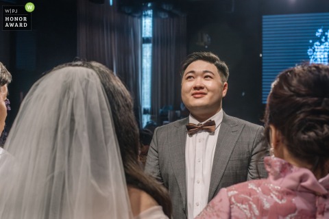 Chuanmenzi Contemporary Dining in Taoyuan, Taiwan, is filled with emotion as the bride’s parents entrust her to the groom, whose eyes fill with tears at the moving gesture.