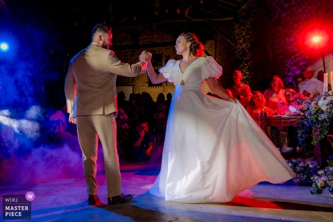 At Château de Sainte Foy d’Anthé in Lot-et-Garonne, the newlywed couple is captured during their first dance, marking the romantic and joyful opening of the wedding celebration.
