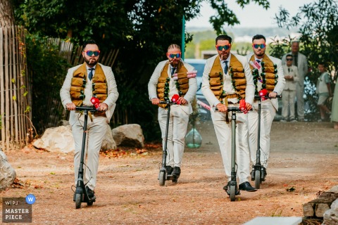 At Domaine du Petit Malherbes, the groom’s witnesses make a memorable entrance, arriving on scooters, adding a fun and unexpected touch to the wedding celebration.