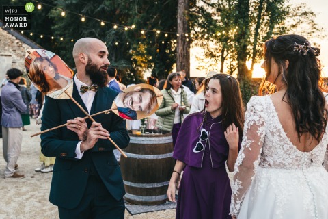After a fun game at Le Clos des Passerelles, the bride’s daughter learns with surprise that her father once had a full head of hair, discovering a playful piece of family history.