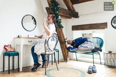 At Le Clos des Passerelles in Hauts-de-France, the groom enjoys a quiet nap while the bride prepares for the ceremony, each savoring a peaceful pre-wedding moment.