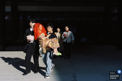   In traditional Chinese wedding tradition, the groom carries his bride home in Nanping, Fujian, marking a significant and meaningful start to their married life together.