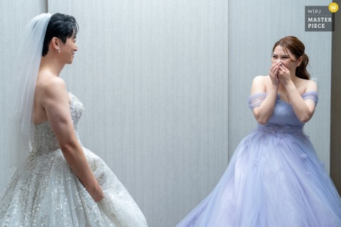 Laughter Erupts At Le Méridien Taipei, Taiwan As The Groom Surprises Everyone Wearing The Bride’s White Gown. At Le Méridien Taipei, Taiwan, laughter erupts as the groom surprises everyone by trying on the bride’s white gown during their first look, leaving the bride in disbelief.