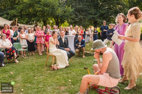 At a reception venue in Brittany, parents playfully bring out their files, and fathers appear in disguise, delighting wedding guests with humor and surprises.
