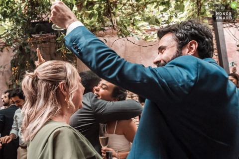 As friends and family gather at Ala! Jardim in São Paulo, Brazil, toasts are raised and cheers fill the air in a joyful celebration of the newlyweds.