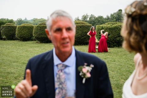 At Château de Mauriac, a bridesmaid bursts into laughter in the background, bringing a sense of joy and spontaneity to the celebration.