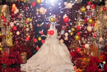 At Beijing Kunlun Hotel, the newlyweds make their entrance into the venue as colorful balloons drop from above, signaling the official start of the celebration.