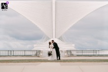   At the Milwaukee Art Museum in Wisconsin, the couple kisses in front of the museum’s dramatic architectural wings, the striking background highlighting their connection.