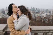 Au Belvédère Kondiaronk de Montréal, au Canada, un couple s'embrasse sous la pluie tout en admirant la ville. Cette scène romantique a été magnifiquement immortalisée par un talentueux photographe de la WPJA.