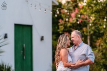 In Santa Catarina's Vila Gomes, a couple leans in for a kiss, their closeness beautifully captured by a talented WPJA photographer during their pre-wedding engagement session.