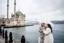 This pre-wedding session in Ortaköy, Istanbul, Turkiye, captures a couple’s deep connection near the water.