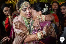 In India, a deeply affectionate scene unfolds as a mother and daughter share a powerful display of love and connection on the wedding day.