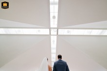 From behind and with a low angle, the minimalistic beauty of a couple at their wedding ceremony in Brasilia. The white church roof sets the perfect backdrop for this moment.