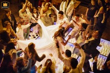 At Enjoy Eventos - Porto Alegre RS, everyone celebrates the lightness of the bride's dress, a beautiful image of pure joy.