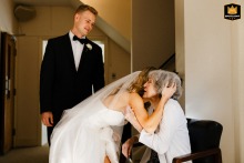 La sposa abbraccia amorevolmente la bisnonna all'interno di una chiesa in Virginia, immortalando un momento di nozze sentito e multigenerazionale.