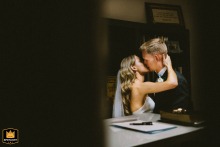 Gli sposi si baciano gioiosamente in una chiesa della Virginia dopo aver firmato la licenza di matrimonio, celebrando così la loro unione ufficiale.