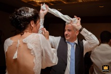 À l'Hôtel Omni Mont Royal à Montréal, QC, Canada, les mariés dansent joyeusement ensemble sur la piste de danse, partageant un moment amusant rempli d'amour et de célébration.