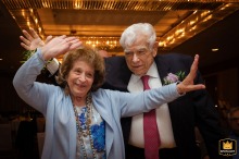 À l'Hôtel Omni Mont Royal à Montréal, QC, Canada, les parents du marié se joignent avec enthousiasme à la piste de danse, partageant des mouvements joyeux et célébrant aux côtés des jeunes mariés.