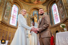 In the Notre Dame de Lafrançaise church, a wedding photographer captures a solemn moment. The photo shows the newlyweds during their religious ceremony, a moment of shared grace and emotion.