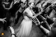 In Veridiana Restaurante, São Paulo, Brazil, guests and newlyweds move energetically across the dance floor, captured in mid-step with a slow shutter as music fills the space and the reception comes alive with motion.
