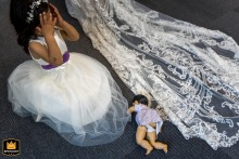 The flower girl at BethTorah Temple in Ventura becomes the center of gentle chaos when her doll’s underwear slips down, her innocent panic drawing smiles in a second of unscripted childhood honesty.
