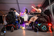 In Montpellier, the photographer captures the bride dancing joyfully with her friends in a wheelchair, skillfully highlighting inclusive celebration and genuine happiness with remarkable sensitivity and timing.