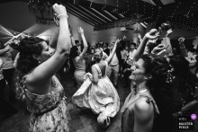 At La Ferme aux Piments in Pyrénées Atlantiques, France, the photographer captures the bride letting loose and lighting up the dance floor among her guests, skillfully freezing this energetic and joyful celebration moment.
