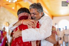 At Hazy Mountain Vineyards in Charlottesville, Virginia, the bride’s father hugs her tightly and cries during the vidhai, his face filled with deep emotion.