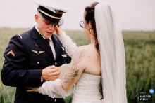 In Salbris, an emotional moment unfolds as the bride gently wipes away her partner’s tears while he reads from a sheet of paper, dressed in military uniform. The scene beautifully captures tenderness and support.