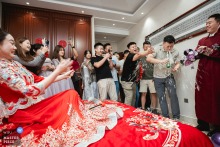   At home in Binzhou, Shandong, a lively wedding tradition unfolds as friends put on a performance during the wedding door games, bringing humor and excitement to the celebration.