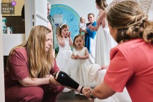 At The Ceremony Location In Amsterdam, Guests Stare As The Bride’s Dress Is Cleaned Guests at the ceremony location in Amsterdam stare in amazement as the bride’s dress is cleaned, a practical interruption that somehow becomes one of the day’s strangest little spectacles.
