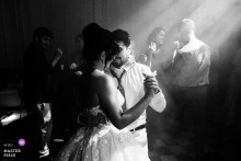 No Janela in São Paulo, Brazil lends a noir and romantic atmosphere, where shadows, posture, and soft light turn the scene into something cinematic and restrained.