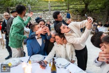 At the reception venue in Ardèche, guests race to take selfies with the newlyweds, and the game turns the room into a laughing scramble for proof of joy.