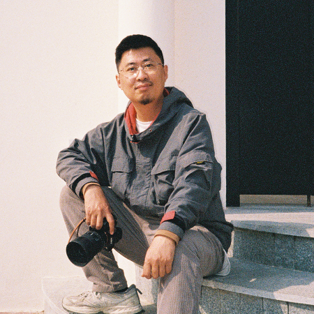 Lifestyle Portrait of Li Xiaoliang, Binzhou-based Wedding Photographer Li Xiaoliang, wedding photographer from Binzhou, Shandong, China, posing for a lifestyle portrait