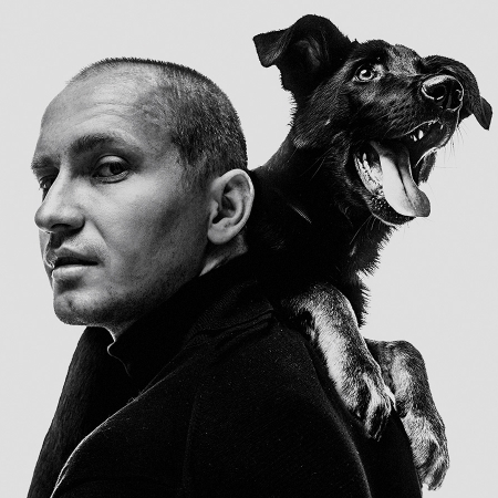 Studioporträt des Moskauer Hochzeitsfotografen Sasha Dzyubchuk (mit seinem Hund) aus Russland Moskauer Hochzeits- und Elopement-Fotografie von Sasha Dzyubchuk aus Russland