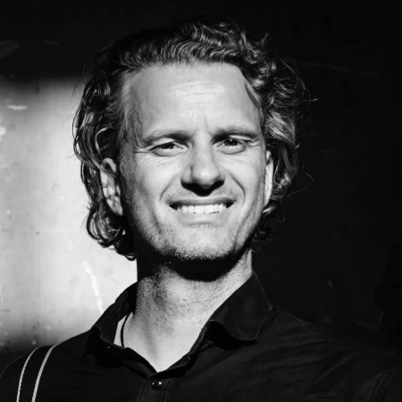 Studioportrait des Zuid Holland Hochzeitsfotografen Damon Pijlman aus den Niederlanden Zuid Holland Hochzeitsfotografie von Damon Pijlman aus den Niederlanden