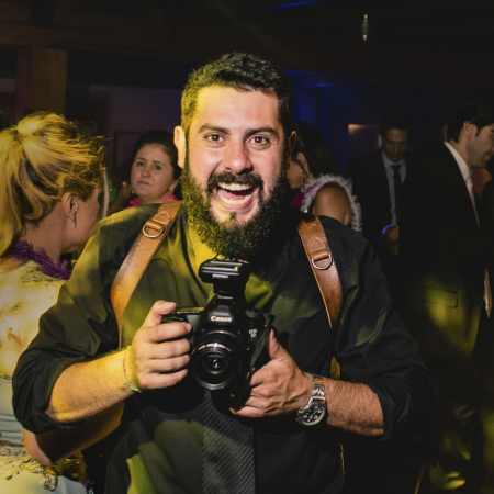 Portrait of Porto Alegre wedding photographer Alexandre Tessler, of Rio Grande do Sul Porto Alegre wedding photography by Alexandre Tessler, of Rio Grande do Sul Brazil