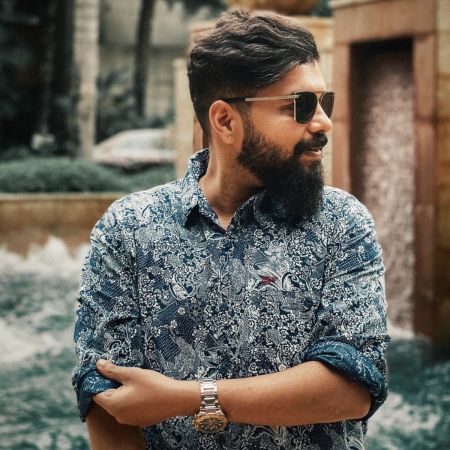 Outdoor-Lifestyle-Porträt des Hochzeitsfotografen Arjun Kamath aus Bangalore aus Karnataka, Indien Bangalore Hochzeitsfotografie von Arjun Kamath von der WPJA für Karnataka, Indien