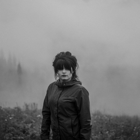 Portrait de style de vie BW de la photographe de mariage du Montana Aundrea Eaton, desservant tout le parc national des Glaciers Parc national des Glaciers, Montana mariage et photographie de portrait par Aundrea Eaton