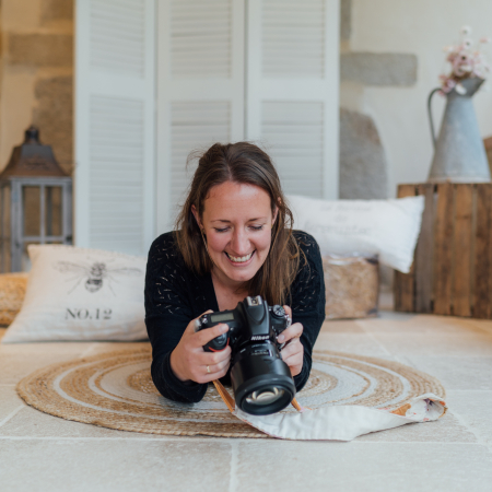 Ritratto della fotografa di matrimoni del Finistère Maelle Bernard della Bretagna Francia