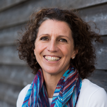 Helen Batt est un photographe de reportage de mariage originaire de Kent, Royaume-Uni.