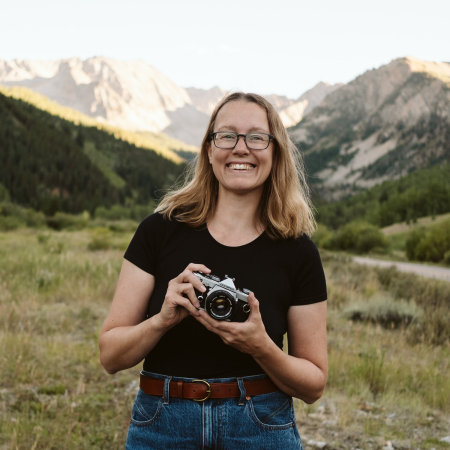 Ritratto lifestyle della fotografa di matrimoni e fughe d'amore del Colorado Nina Larsen Reed